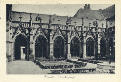 3290 Gezicht op de oostelijke arm van de kruisgang van de Dom te Utrecht uit het westen.